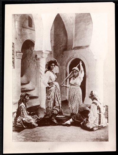 Bailarinas y músico, África del Norte, c.1900 de Byron Company